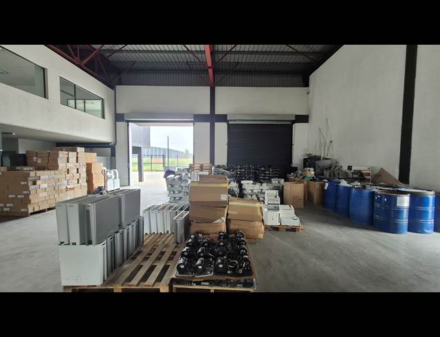900M² FACTORY TO LET IN APEX