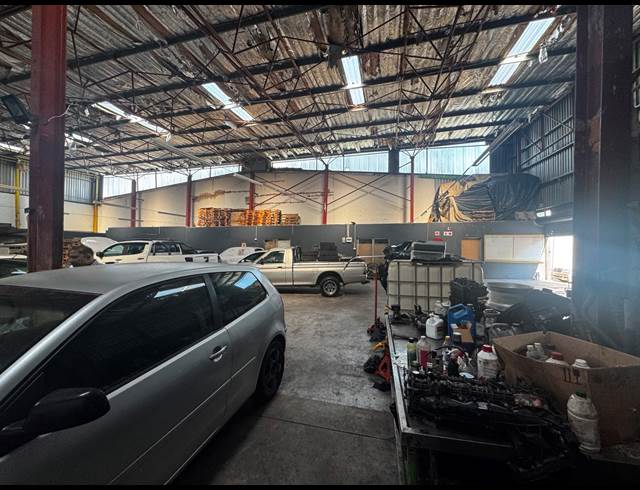 1,100M² WAREHOUSE TO LET IN SPRINGFIELD PARK