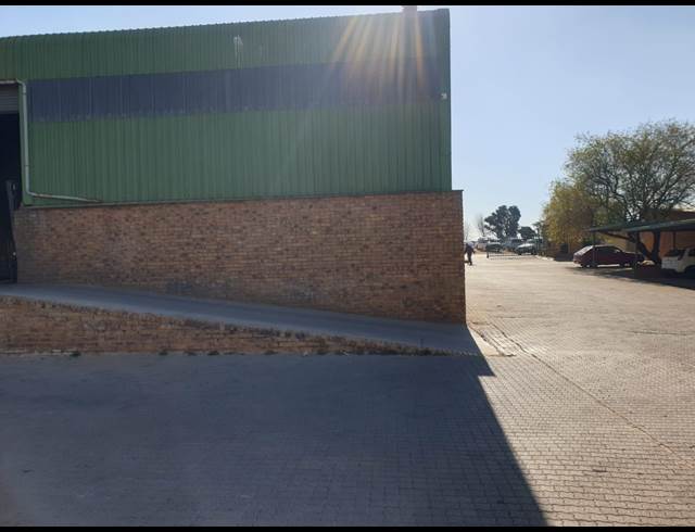 950M² WAREHOUSE TO LET IN POMONA