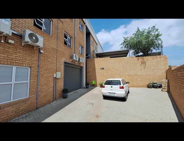 464M² WAREHOUSE TO LET IN LASER PARK