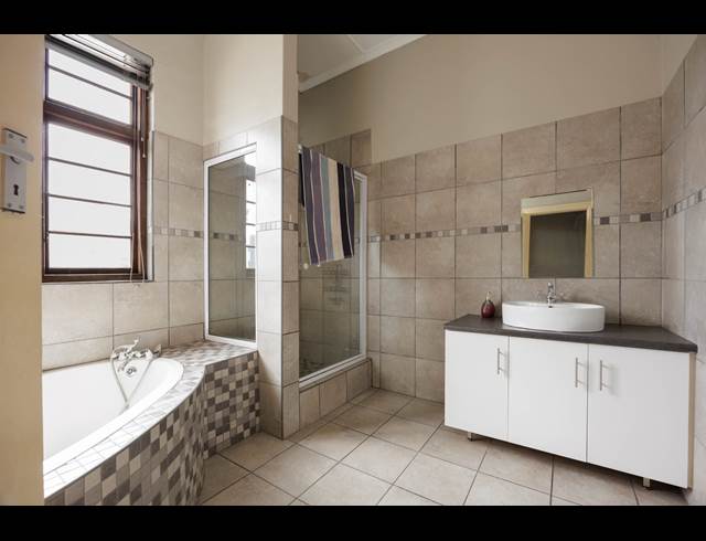 4 bed property to rent in WORCESTER CENTRAL