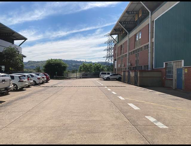 1,370M² WAREHOUSE TO LET IN WESTMEAD