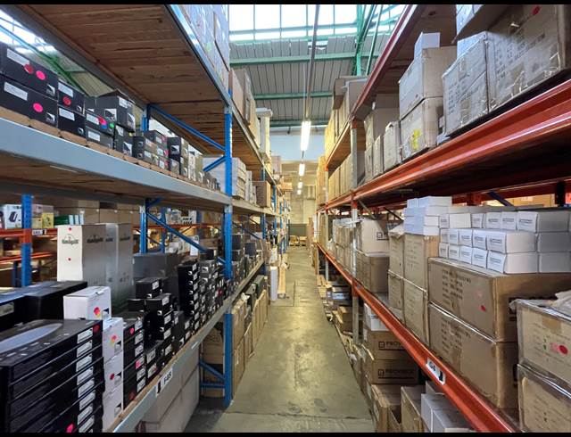 1,600M² WAREHOUSE TO LET IN GARDENS