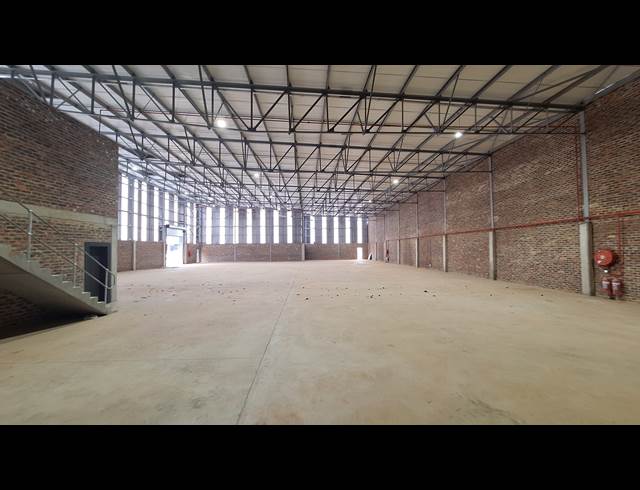 1,300M² WAREHOUSE TO LET IN LANSERIA