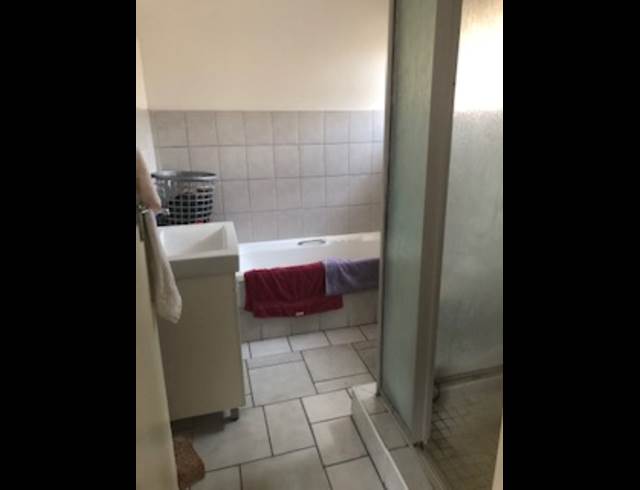 2 bed property to rent in FLORIDA