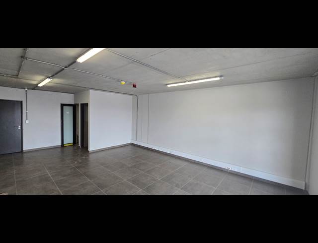 693M² WAREHOUSE TO LET IN LANSERIA