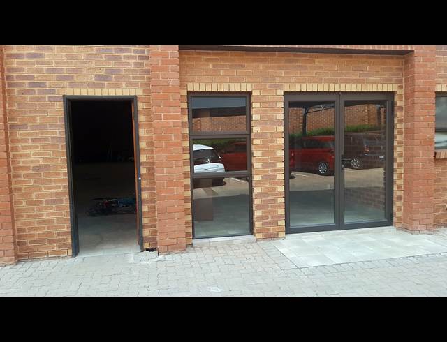 530M² WAREHOUSE TO LET IN POMONA