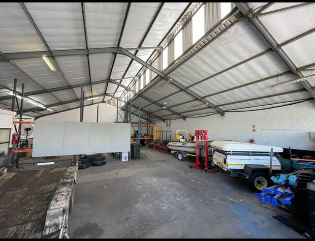 360M² WAREHOUSE TO LET IN TRIANGLE FARM