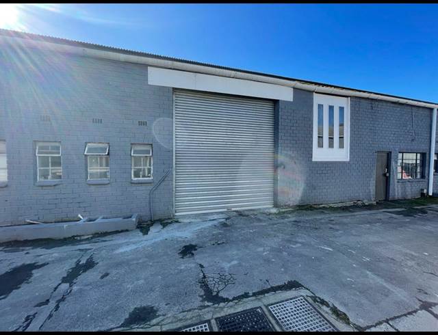 380M² WAREHOUSE TO LET IN TRIANGLE FARM