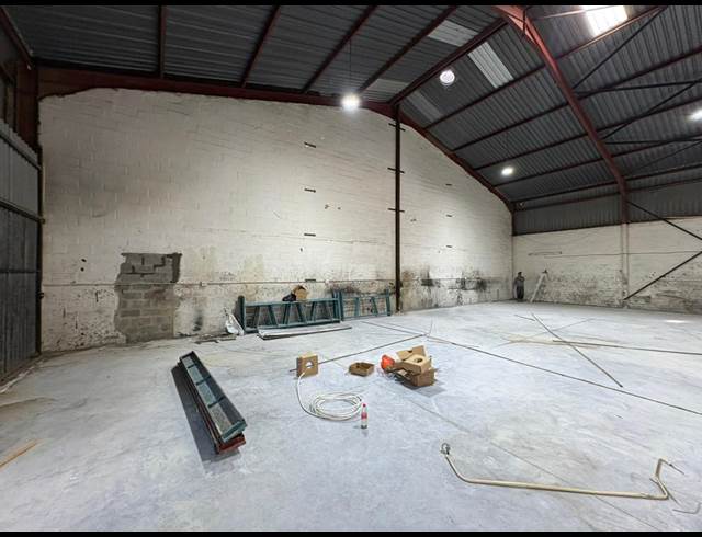 400M² WAREHOUSE TO LET IN STRAND CENTRAL