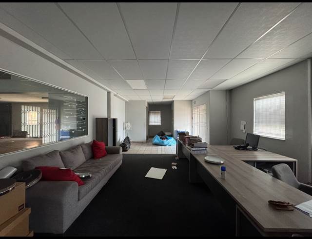 450M² WAREHOUSE TO LET IN STORMILL