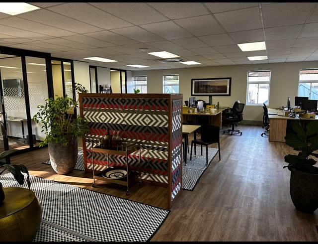 220M² SERVICED OFFICE TO LET IN HYDE PARK