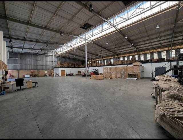 2,000M² WAREHOUSE TO LET IN LONGMEADOW