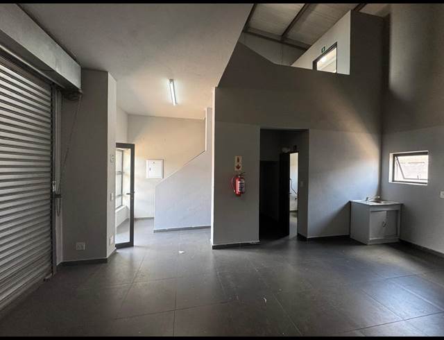 85M² WAREHOUSE TO LET IN CLAYVILLE