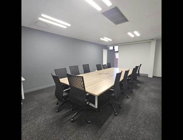 1,371M² BUILDING TO LET IN DIE HOEWES