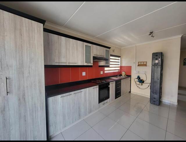 3 BEDROOM PROPERTY TO RENT IN OAKLANDS