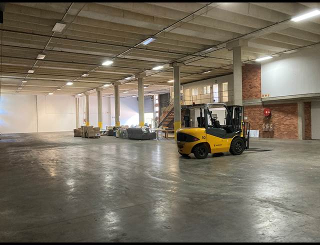 1,370M² WAREHOUSE TO LET IN WESTMEAD