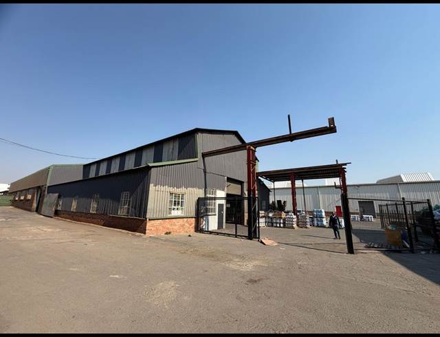 2,100M² WAREHOUSE TO LET IN INDUSTRIA WEST