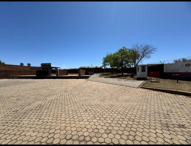2,000M² INDUSTRIAL YARD TO LET IN CHAMDOR
