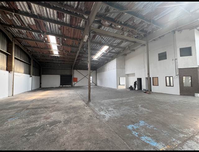 1,200M² WAREHOUSE TO LET IN PHOENIX INDUSTRIAL
