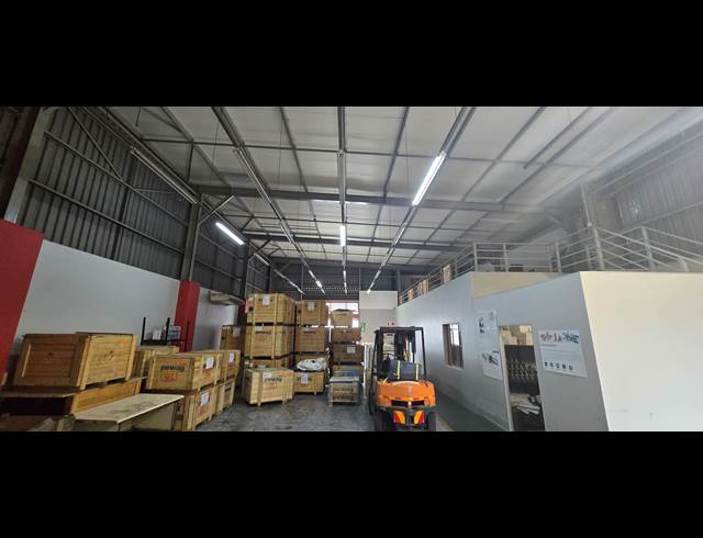 322M² WAREHOUSE TO LET IN FACTORIA