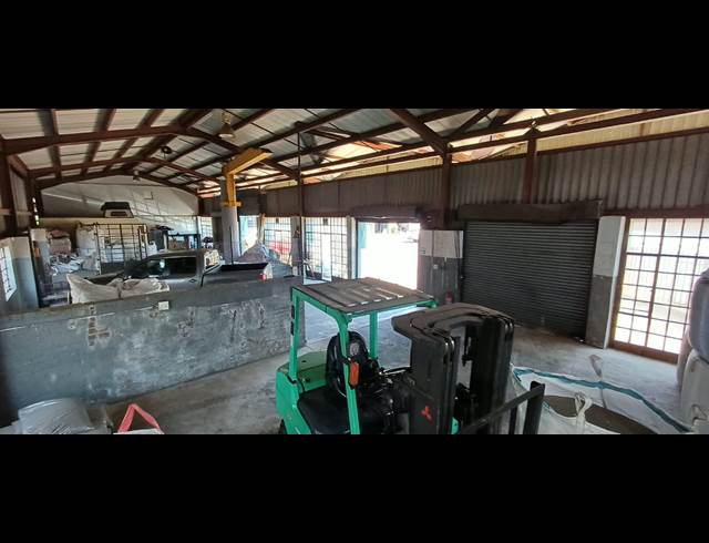 1,100M² BUILDING TO LET IN APEX