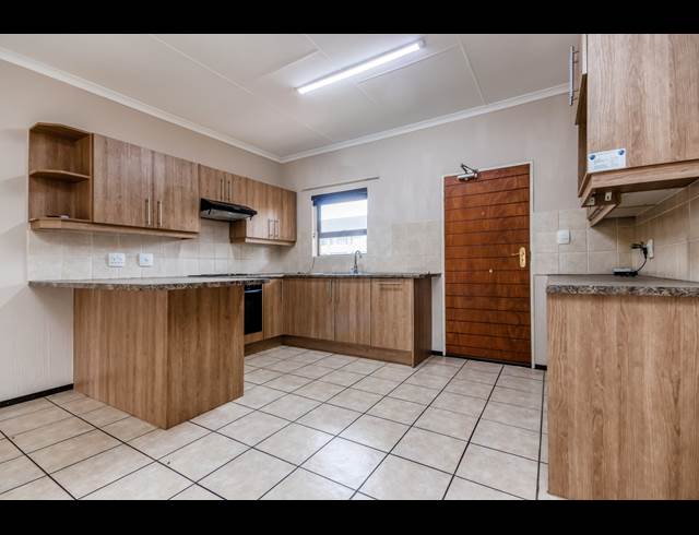 2 BEDROOM SECTIONAL TITLE TO LET IN FERNDALE