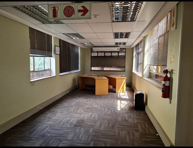 1,151M² OFFICE TO LET IN WADEVILLE