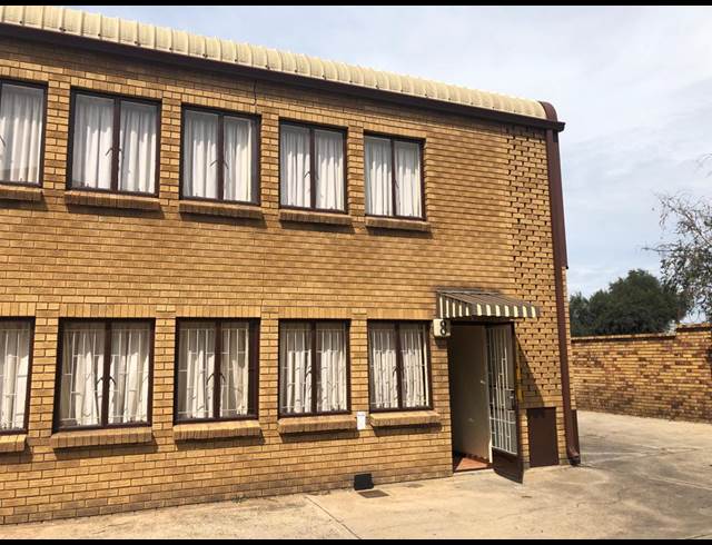 150M² WAREHOUSE TO LET IN APEX