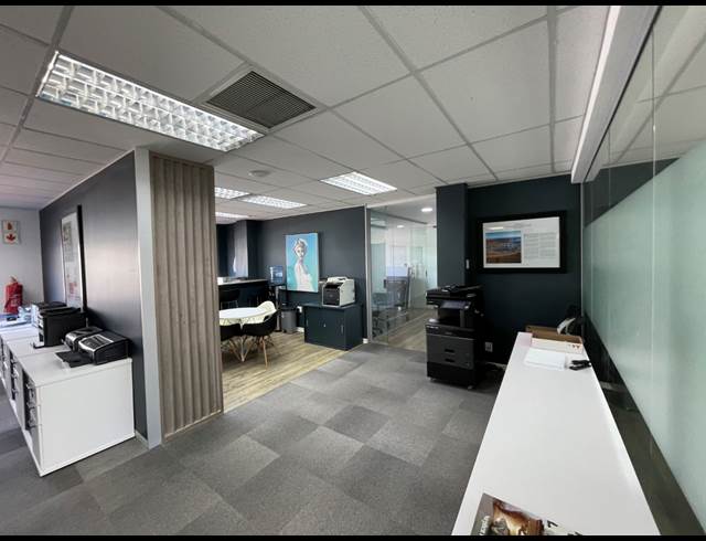 277M² OFFICE TO LET IN WATERFRONT