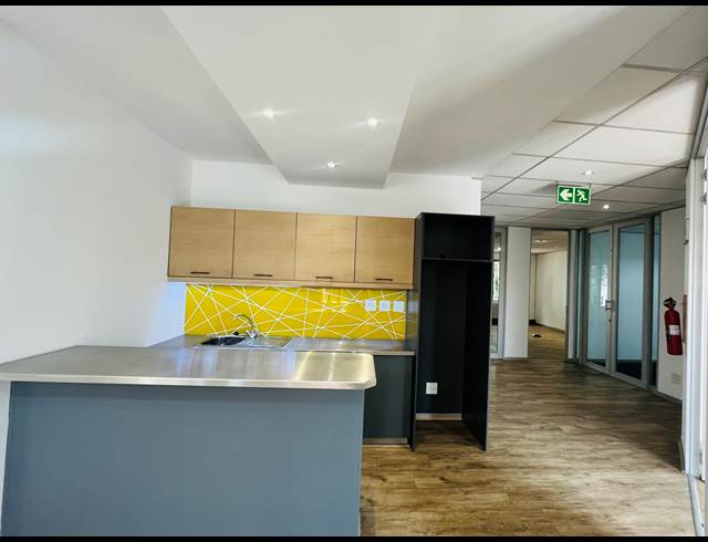 301M² OFFICE TO LET IN BRYANSTON