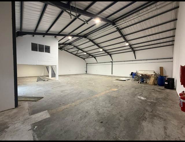 440M² BUILDING TO LET IN RETREAT INDUSTRIAL