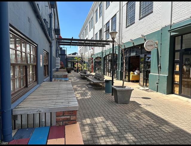 76M² BUILDING TO LET IN WOODSTOCK