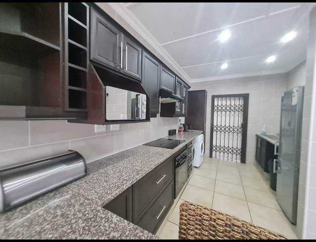 3 BEDROOM DUET TO LET IN BIRDSWOOD