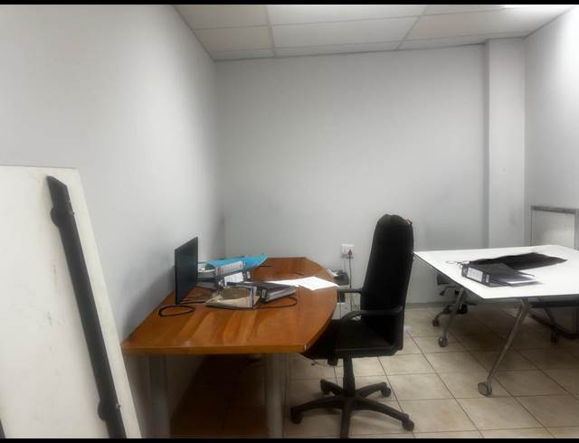 18M² SERVICED OFFICE TO LET IN SAVOY ESTATE