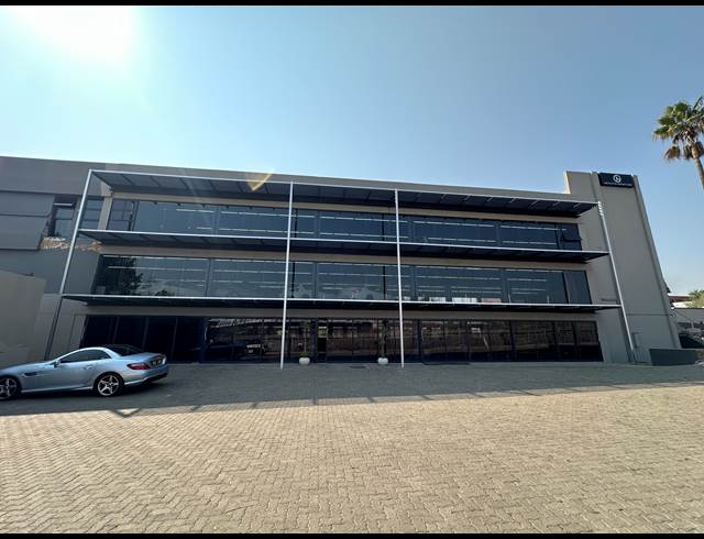 1,350M² SHOWROOM TO LET IN WYNBERG