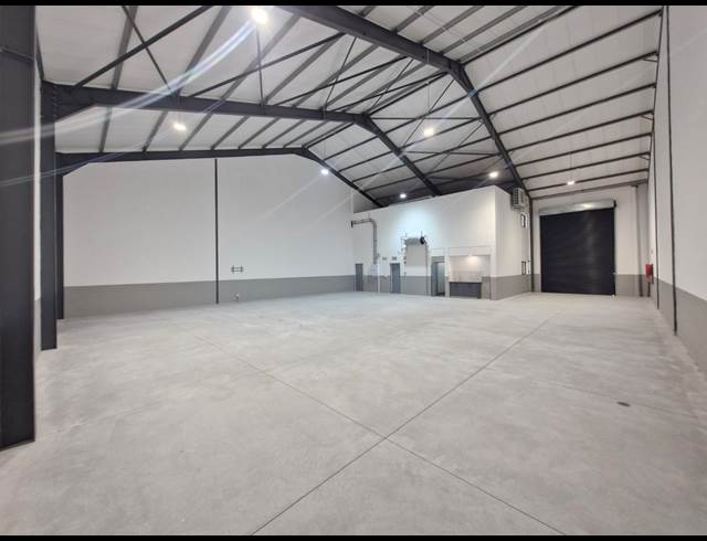761M² WAREHOUSE TO LET IN STIKLAND INDUSTRIAL