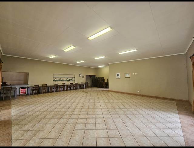 80M² BUSINESS CENTRE TO LET IN SILVER LAKES GOLF ESTATE