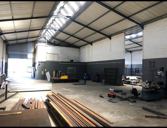 900M² WAREHOUSE TO LET IN STIKLAND INDUSTRIAL