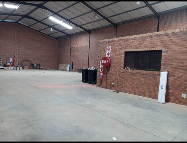 530M² WAREHOUSE TO LET IN POMONA