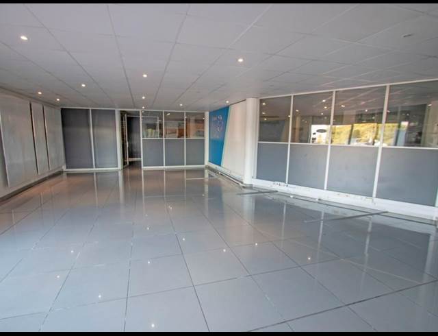 1,000M² SHOWROOM TO LET IN BRYANSTON