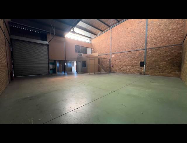 240M² WAREHOUSE TO LET IN DRIEHOEK
