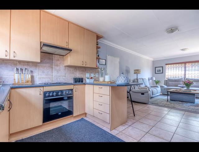 3 BEDROOM TOWNHOUSE RENTED IN HONEYDEW RIDGE