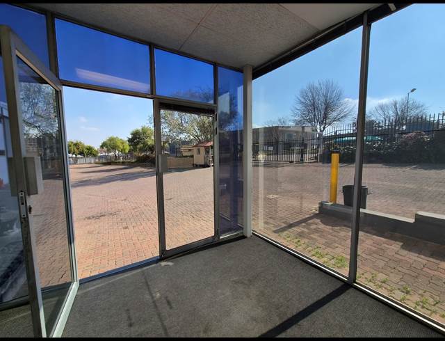 4,195M² WAREHOUSE TO LET IN HALFWAY HOUSE