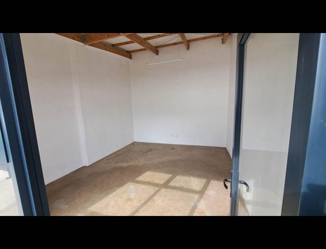 15M² OFFICE TO LET IN WILLOW PARK MANOR