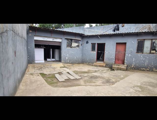 300M² BUILDING TO LET IN VILLAGE DEEP