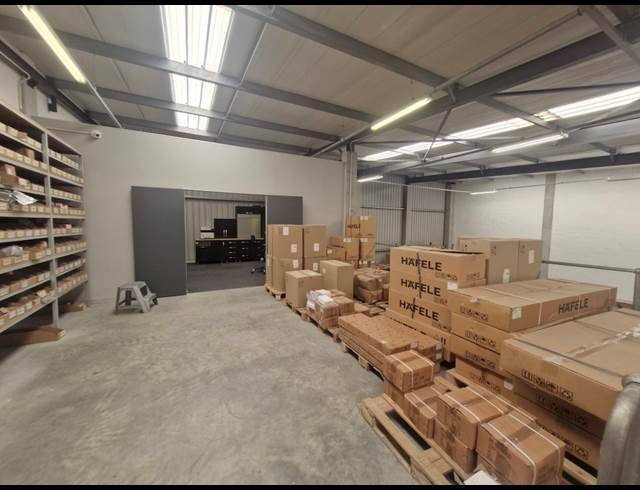 495M² WAREHOUSE TO LET IN STIKLAND INDUSTRIAL