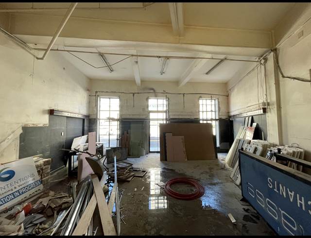 170M² SHOWROOM TO LET IN GARDENS