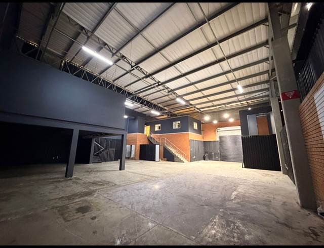 530M² WAREHOUSE TO LET IN LONGLAKE