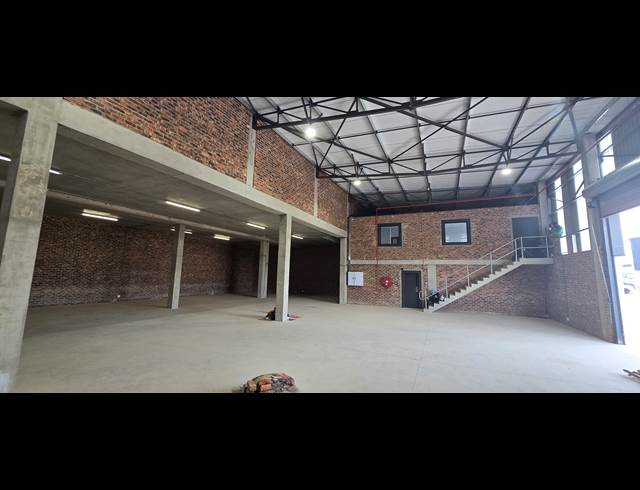 693M² WAREHOUSE TO LET IN LANSERIA